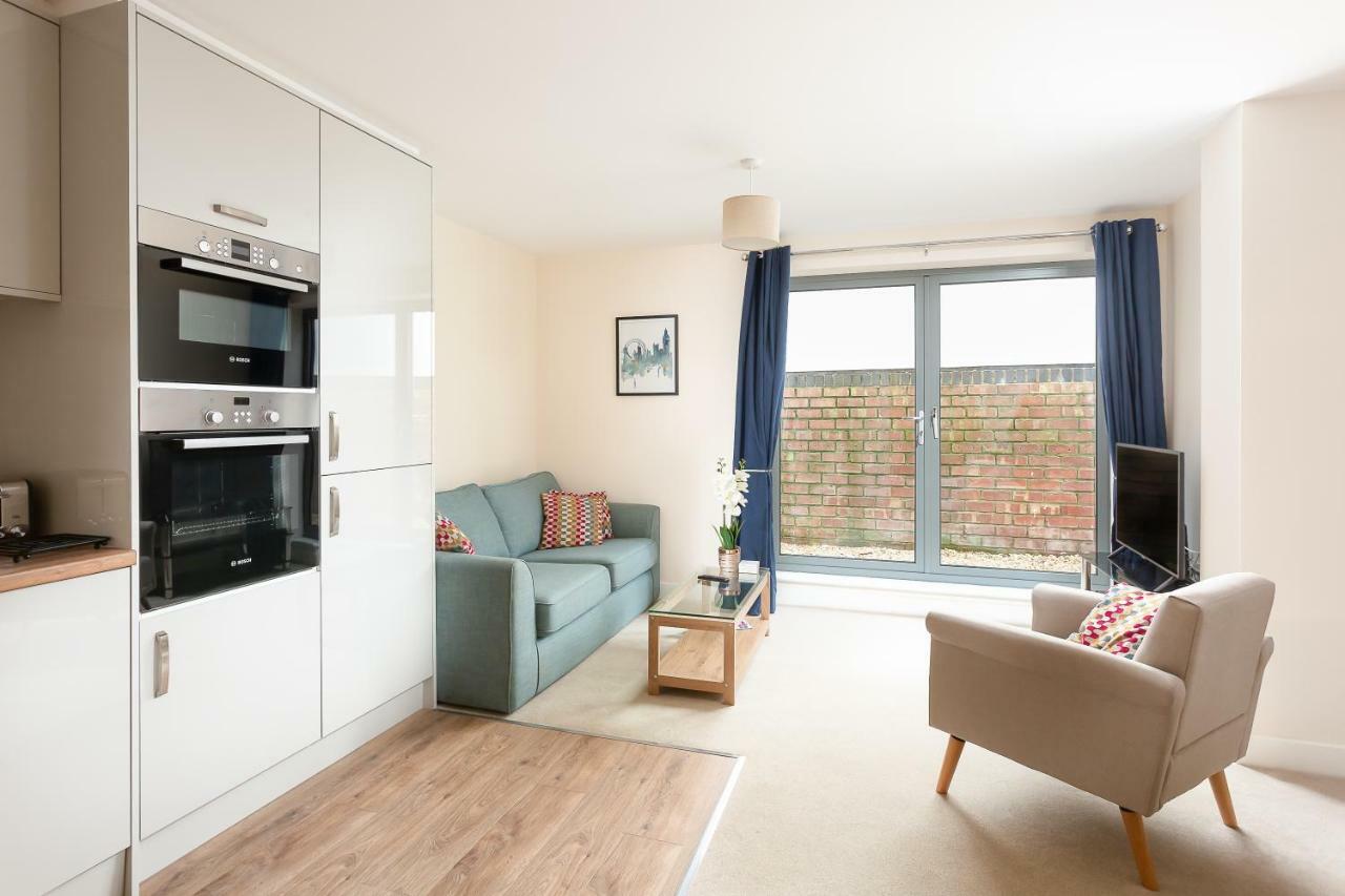 Stylish Modern City Centre Apartment Gloucester Exterior photo